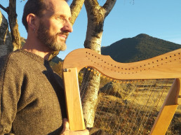 Otra de mis pasiones y fascinaciones es la música, y en concreto el arpa.